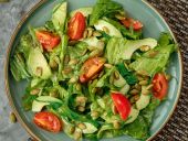 Салат с овощами и тыквенными семечками